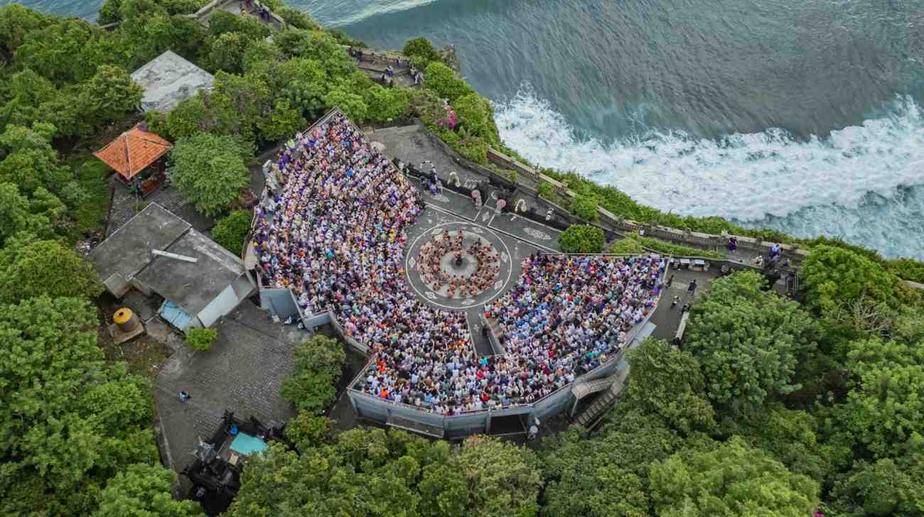 Uluwatu Temple Tour Bali – Sunset Experience